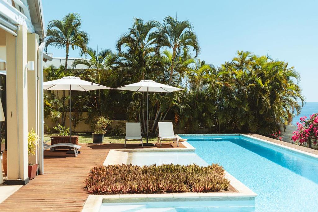 Jardin et transats au bord de la piscine